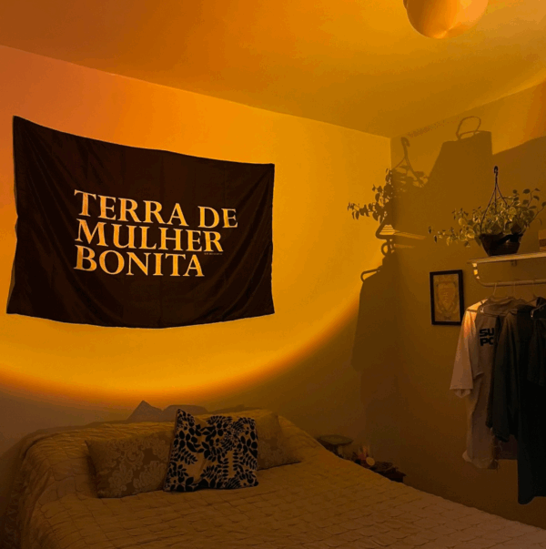 Bandeira TERRA DE MULHER BONITA Logo - Imagem 2